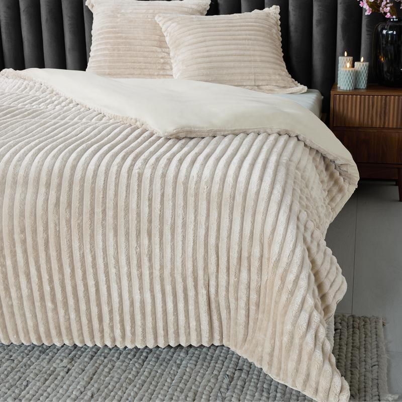 Teddy cream white ribbed duvet cover – 200 x 200/220 cm – on bed
