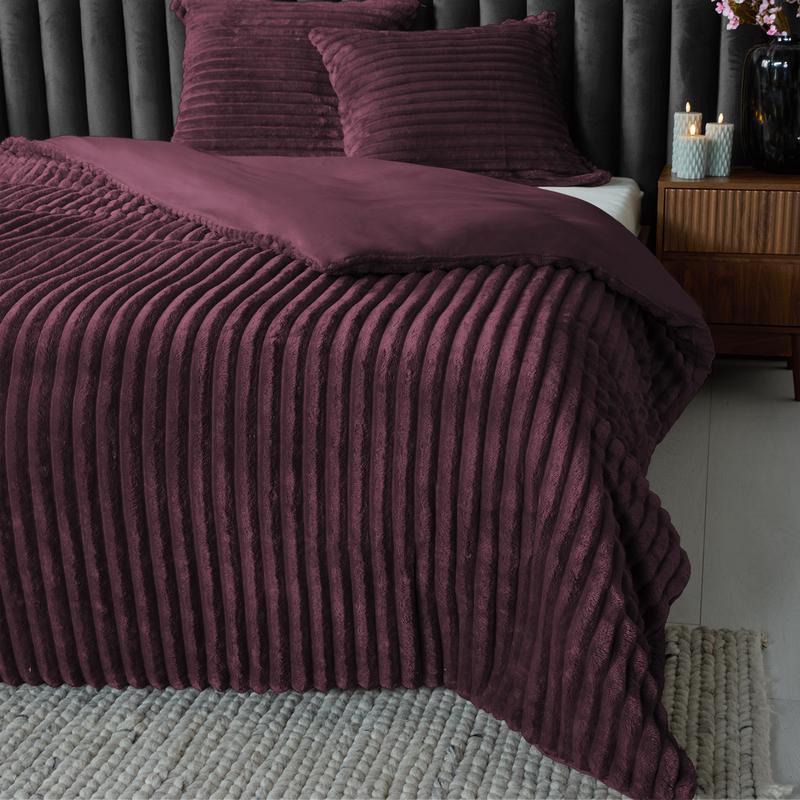 Teddy burgundy red ribbed duvet cover – 140 x 200/220 cm – on bed