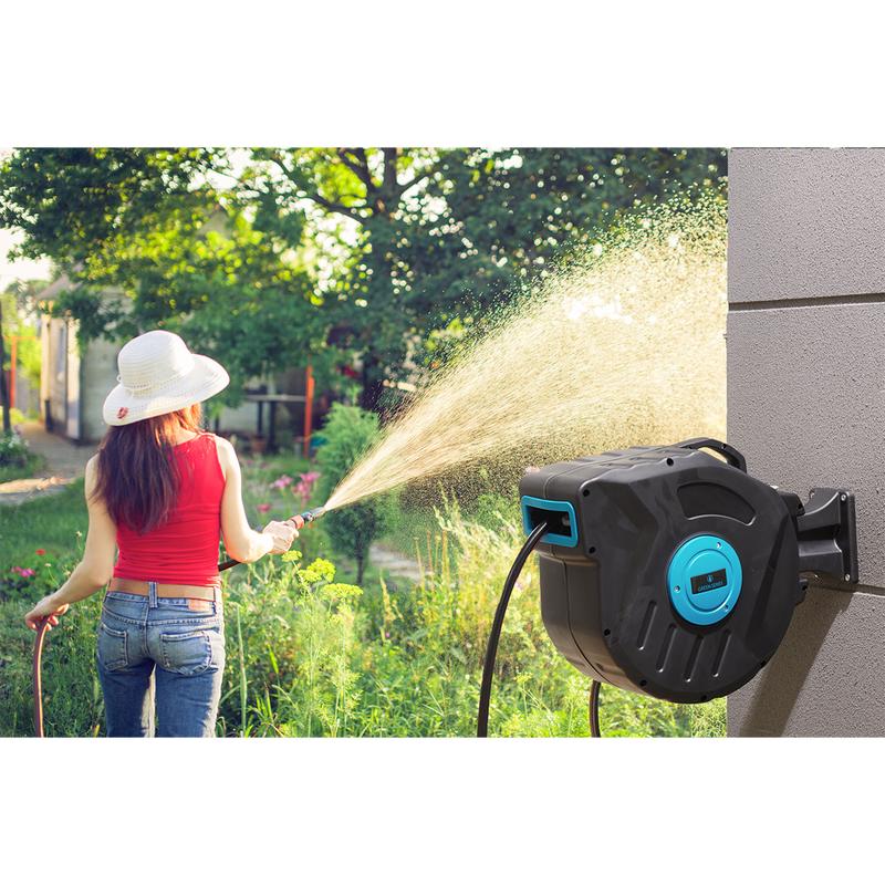 Atmosphere impression of the garden hose with wall reel