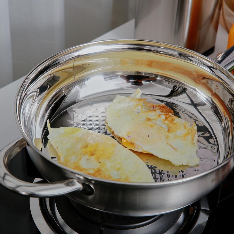 Omelette dans une sauteuse en inox appartenant à la batterie de cuisine
