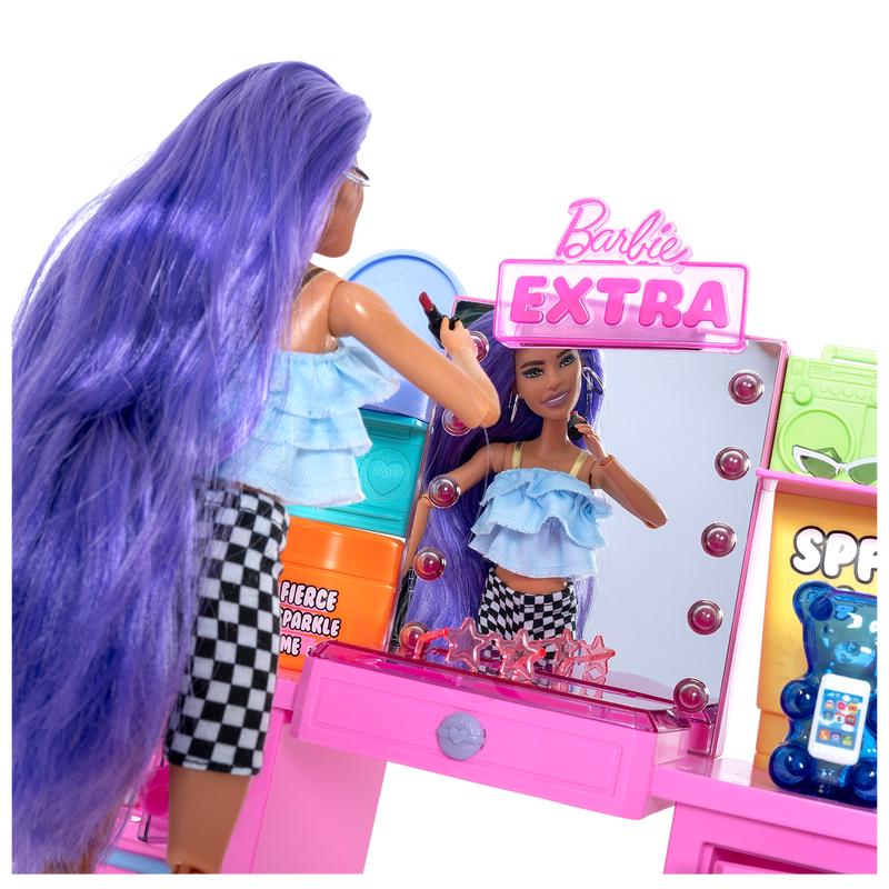 Poupée Barbie devant la coiffeuse